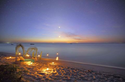 romantic evening dinner at Azura Benguerra